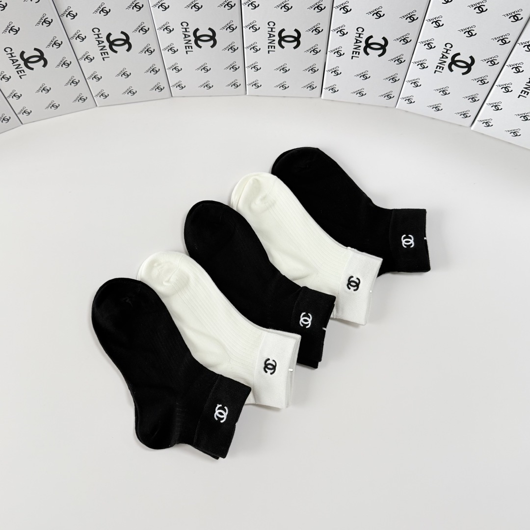 💛配包装Chanel（香奈儿）新款经典刺绣中短款堆堆袜袜子！一盒五双， 专柜同步筒袜袜子，💛大牌出街，潮