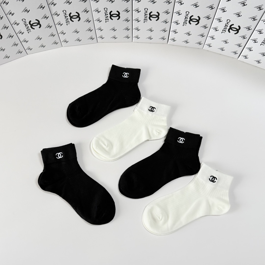 💛配包装Chanel（香奈儿）新款经典刺绣中短款堆堆袜袜子！一盒五双， 专柜同步筒袜袜子，💛大牌出街，潮
