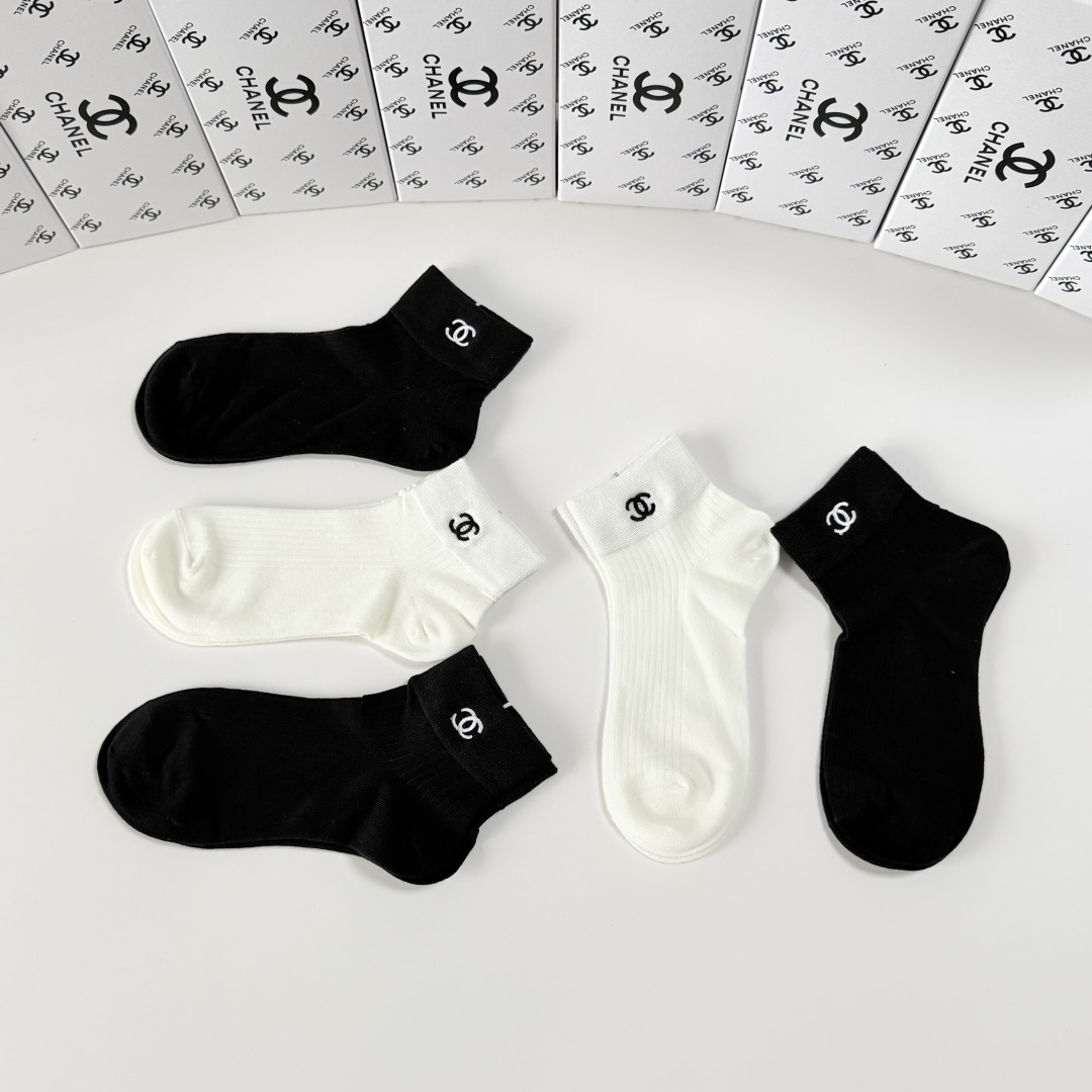 💛配包装Chanel（香奈儿）新款经典刺绣中短款堆堆袜袜子！一盒五双， 专柜同步筒袜袜子，💛大牌出街，潮