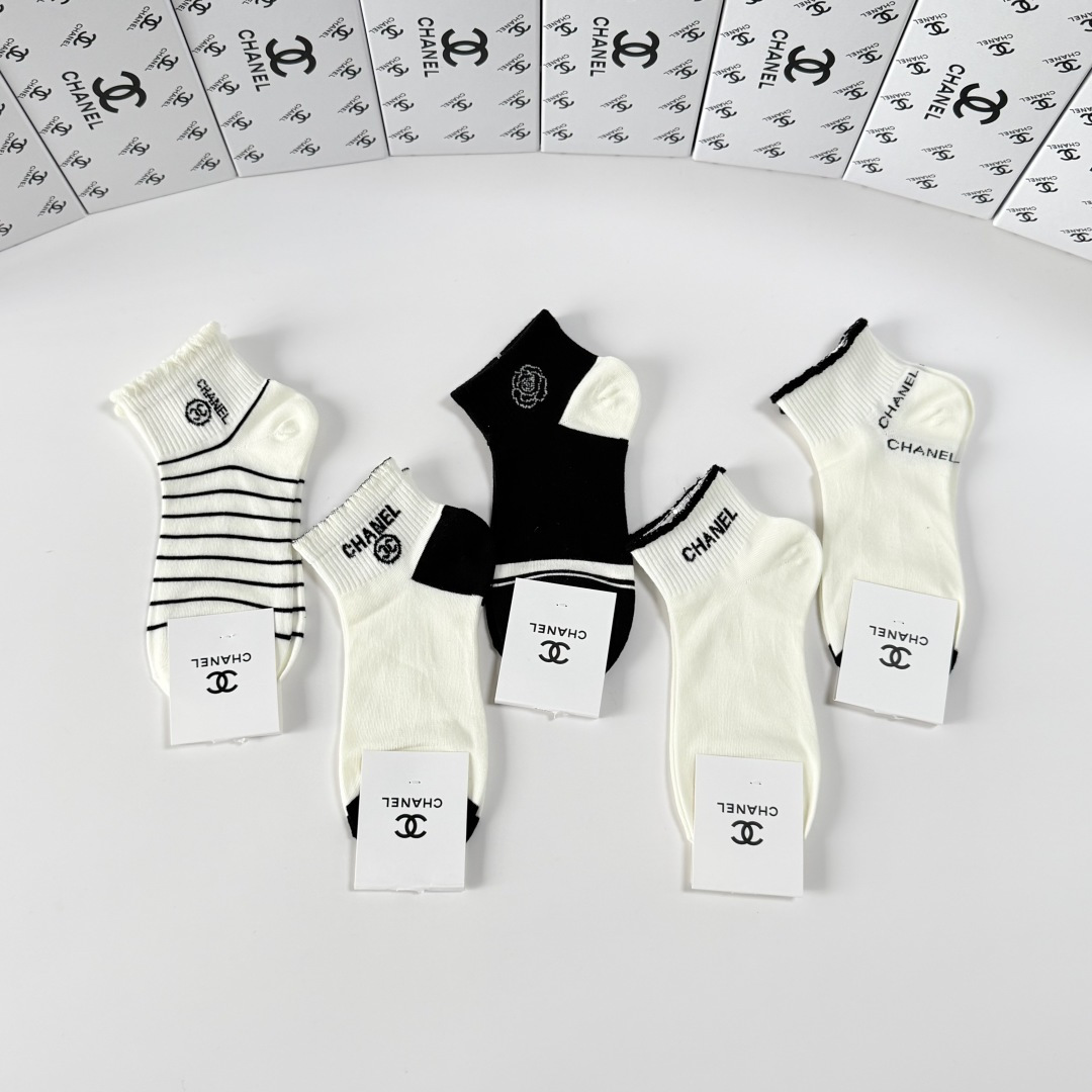 💛配包装Chanel（香奈儿）新款经典中短款堆堆袜袜子！一盒五双， 专柜同步筒袜袜子，💛大牌出街，潮人必