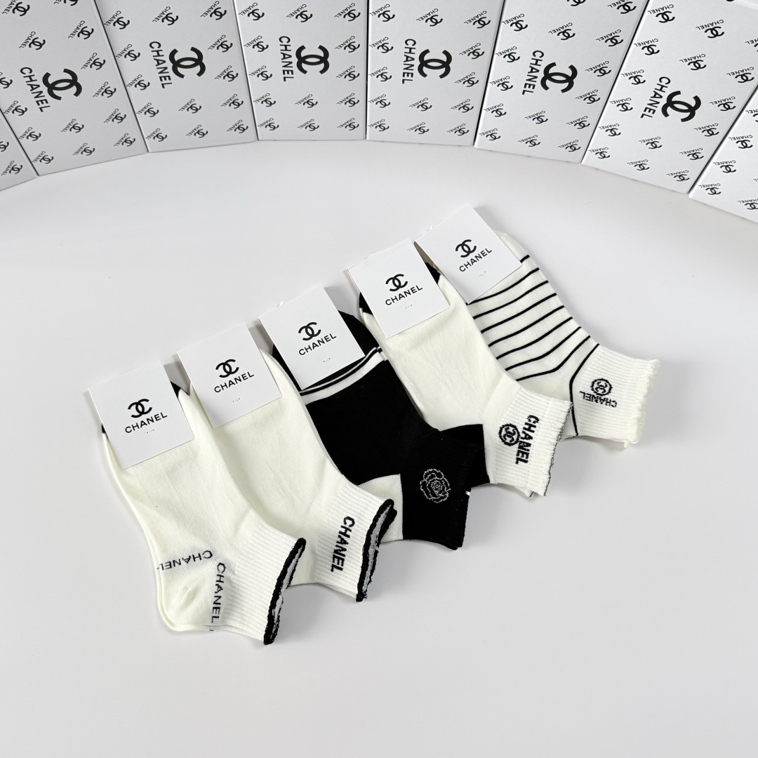 💛配包装Chanel（香奈儿）新款经典中短款堆堆袜袜子！一盒五双， 专柜同步筒袜袜子，💛大牌出街，潮人必