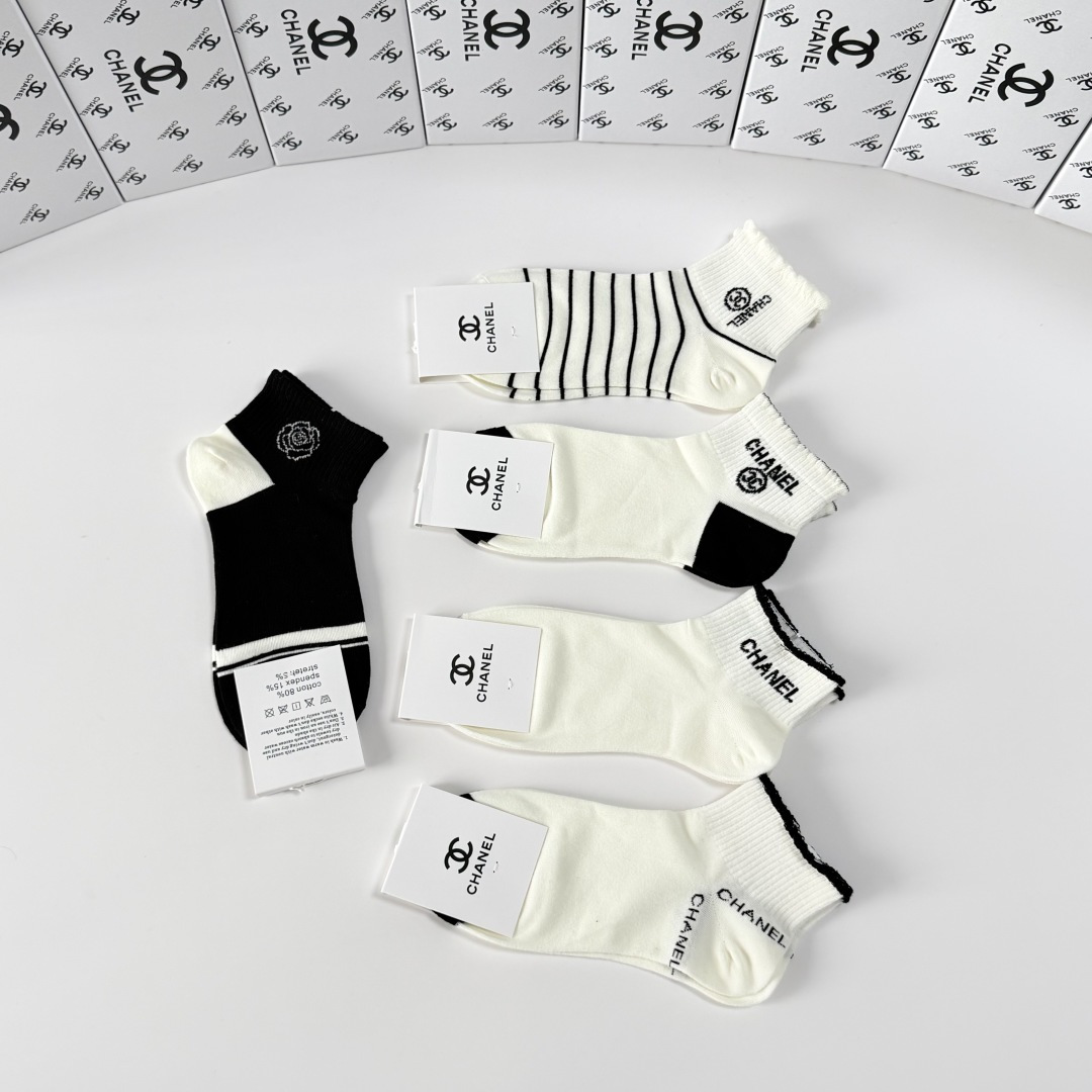 💛配包装Chanel（香奈儿）新款经典中短款堆堆袜袜子！一盒五双， 专柜同步筒袜袜子，💛大牌出街，潮人必