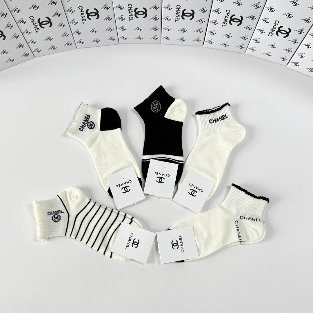 💛配包装Chanel（香奈儿）新款经典中短款堆堆袜袜子！一盒五双， 专柜同步筒袜袜子，💛大牌出街，潮人必