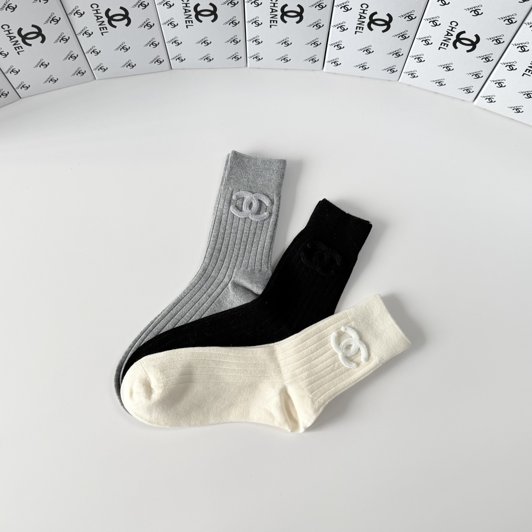 💛配包装Chanel（香奈儿）新款经典中长款饰品袜堆堆袜袜子！一盒三双， 专柜同步筒款袜子，💛大牌出街，