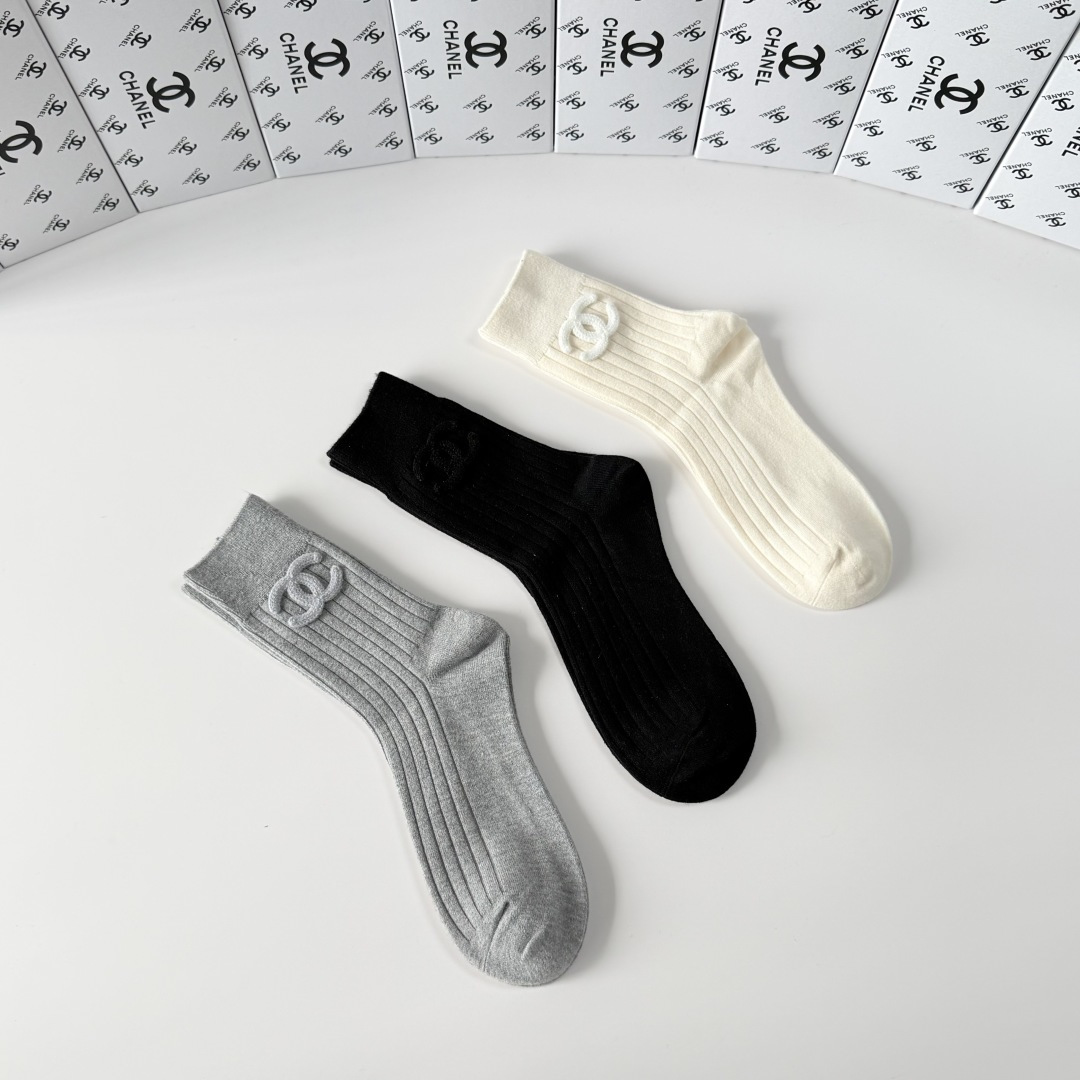 💛配包装Chanel（香奈儿）新款经典中长款饰品袜堆堆袜袜子！一盒三双， 专柜同步筒款袜子，💛大牌出街，
