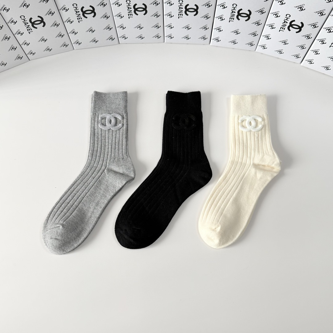 💛配包装Chanel（香奈儿）新款经典中长款饰品袜堆堆袜袜子！一盒三双， 专柜同步筒款袜子，💛大牌出街，