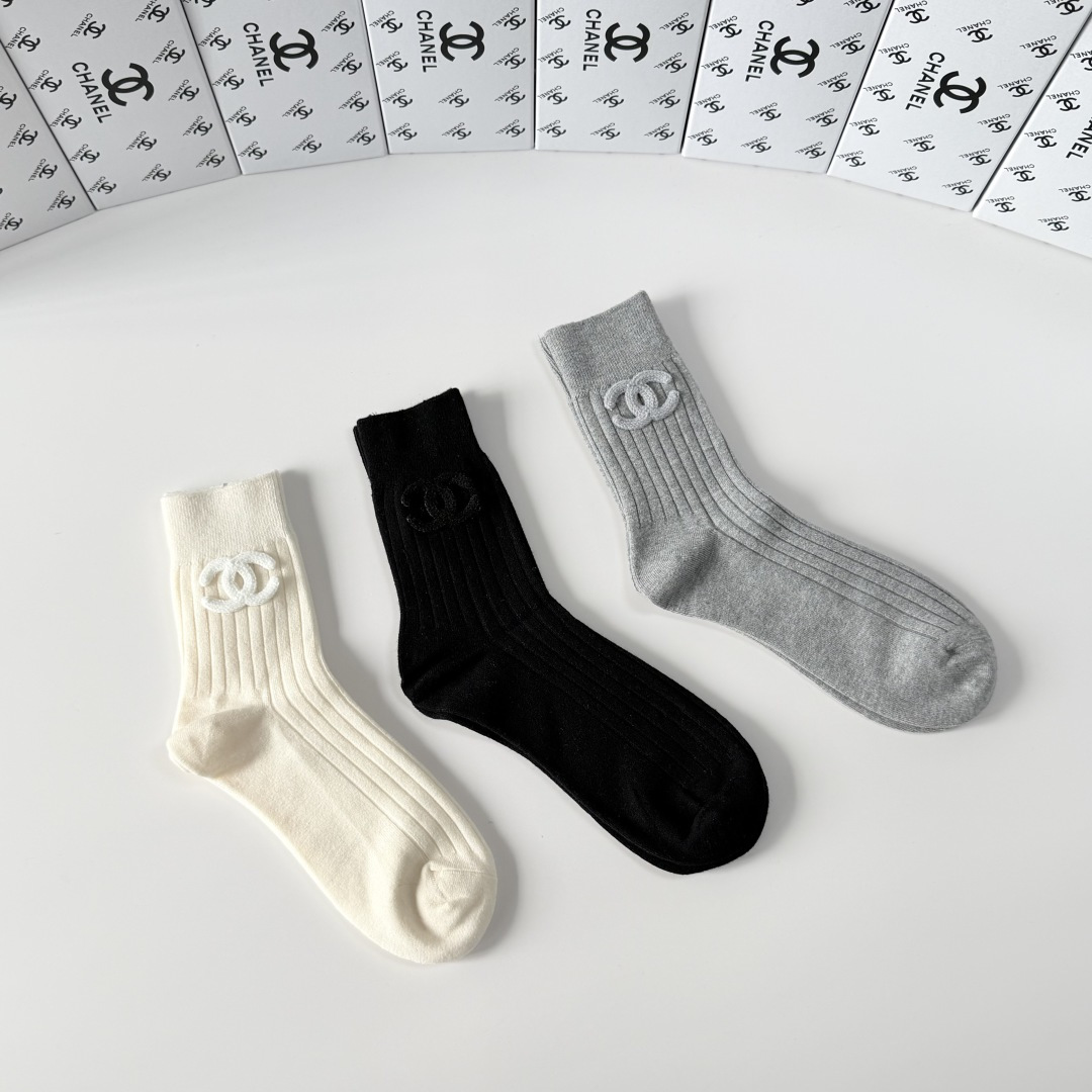 💛配包装Chanel（香奈儿）新款经典中长款饰品袜堆堆袜袜子！一盒三双， 专柜同步筒款袜子，💛大牌出街，