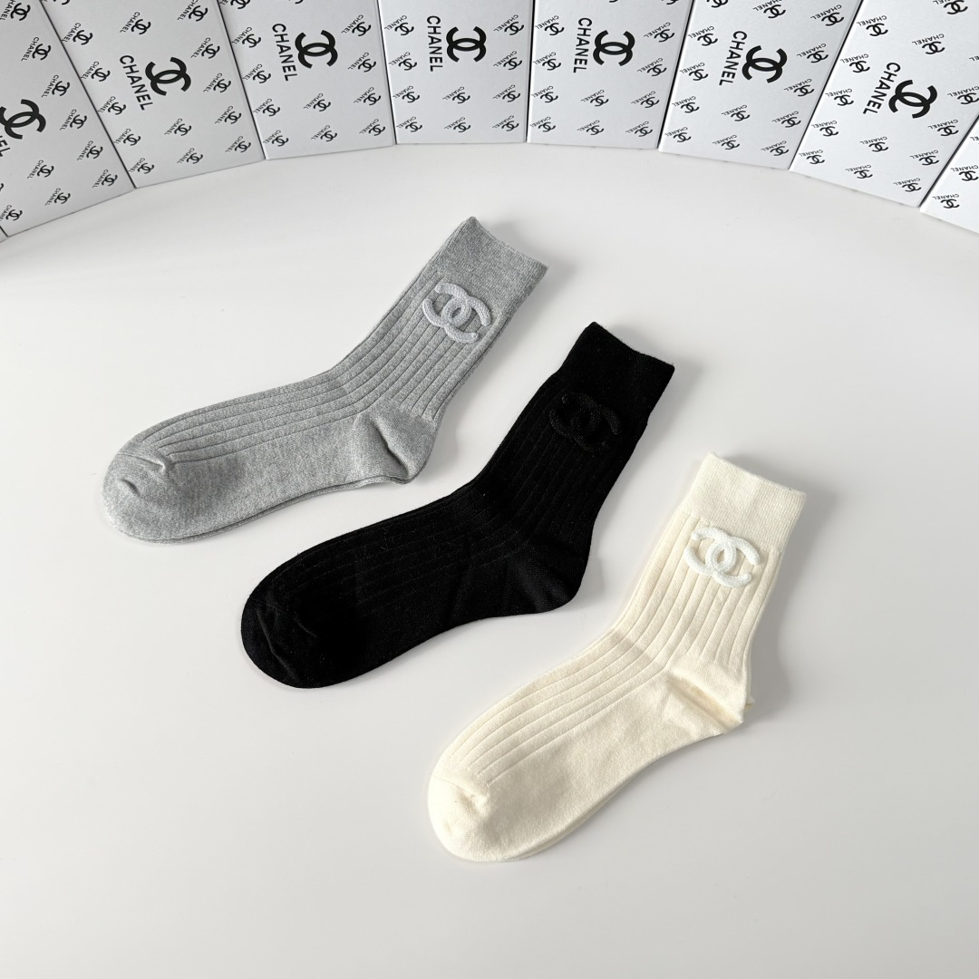💛配包装Chanel（香奈儿）新款经典中长款饰品袜堆堆袜袜子！一盒三双， 专柜同步筒款袜子，💛大牌出街，