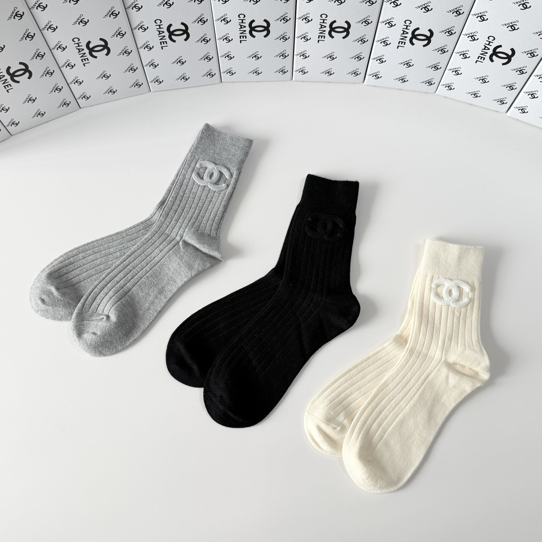 💛配包装Chanel（香奈儿）新款经典中长款饰品袜堆堆袜袜子！一盒三双， 专柜同步筒款袜子，💛大牌出街，