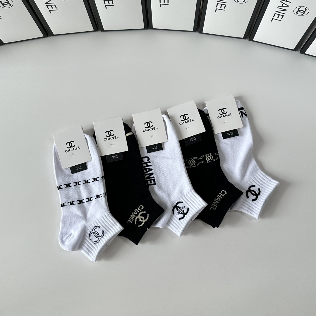 💛配专柜包装Chanel（香奈儿）新款中短款堆堆袜袜子！一盒五双，专柜同步筒袜袜子，💛大牌出街，潮人必备