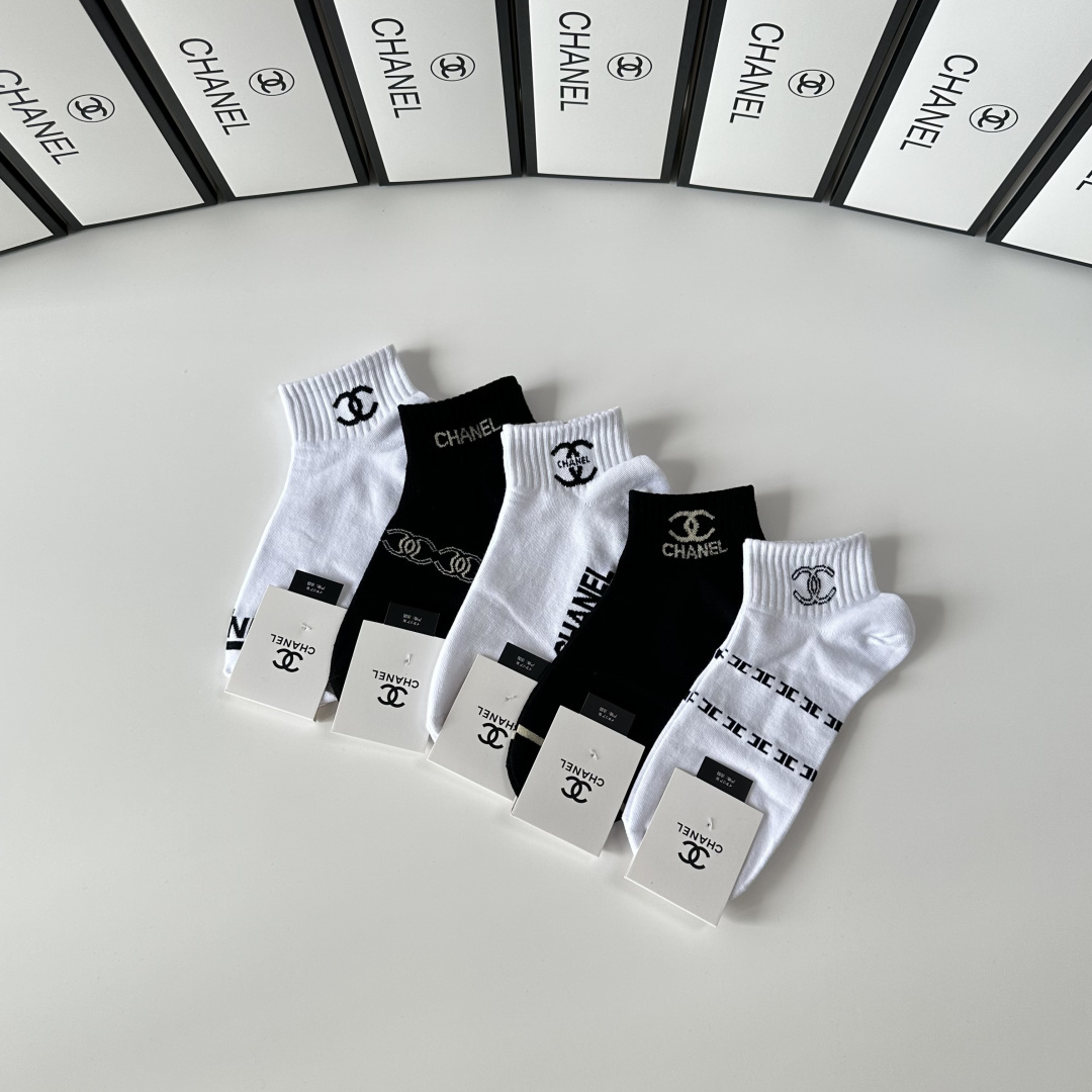 💛配专柜包装Chanel（香奈儿）新款中短款堆堆袜袜子！一盒五双，专柜同步筒袜袜子，💛大牌出街，潮人必备