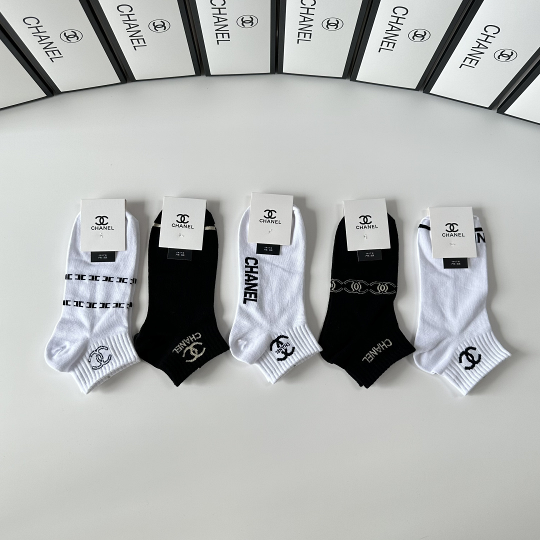 💛配专柜包装Chanel（香奈儿）新款中短款堆堆袜袜子！一盒五双，专柜同步筒袜袜子，💛大牌出街，潮人必备