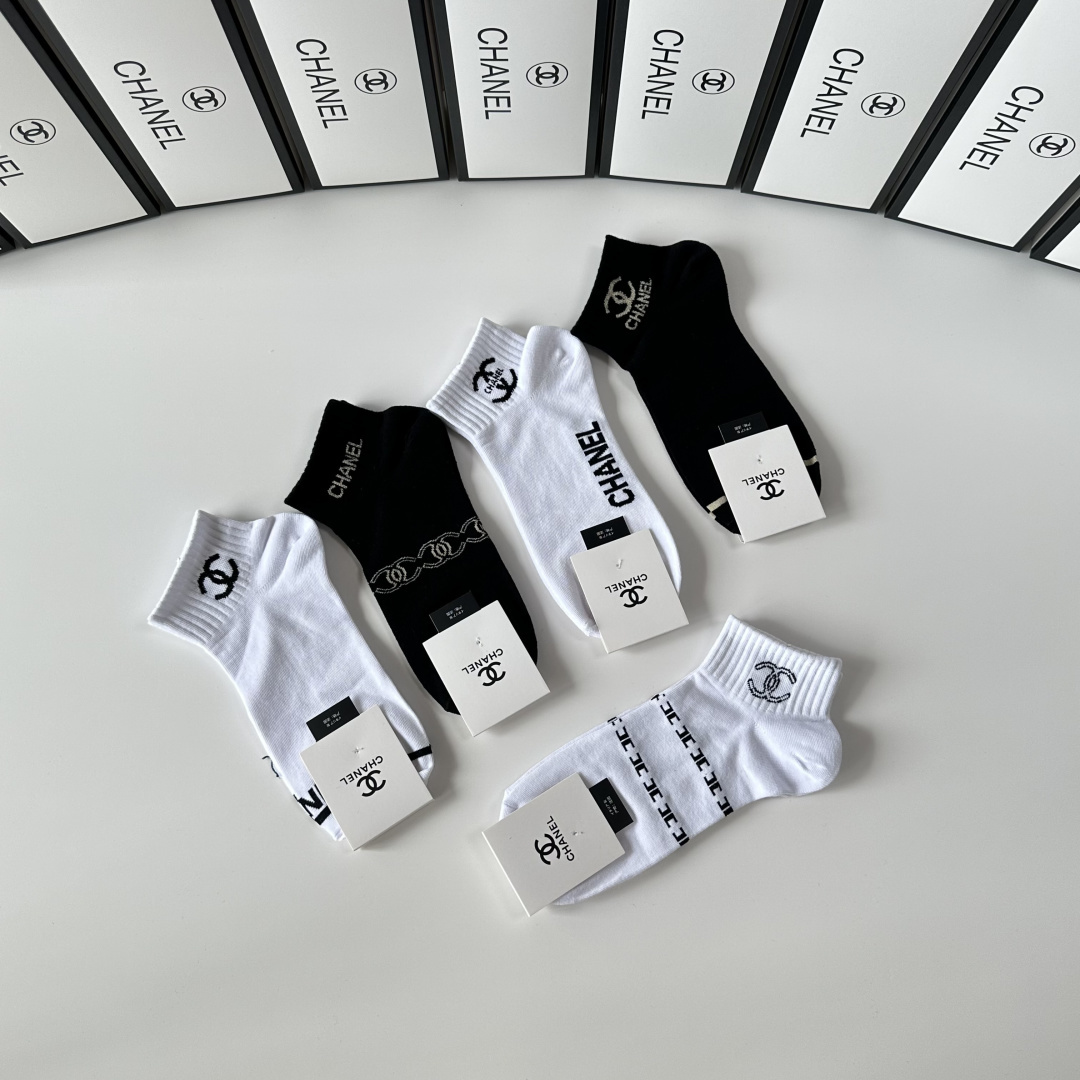 💛配专柜包装Chanel（香奈儿）新款中短款堆堆袜袜子！一盒五双，专柜同步筒袜袜子，💛大牌出街，潮人必备