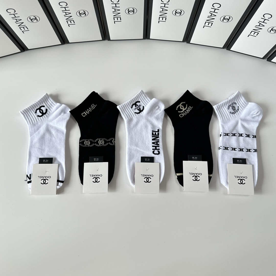 💛配专柜包装Chanel（香奈儿）新款中短款堆堆袜袜子！一盒五双，专柜同步筒袜袜子，💛大牌出街，潮人必备