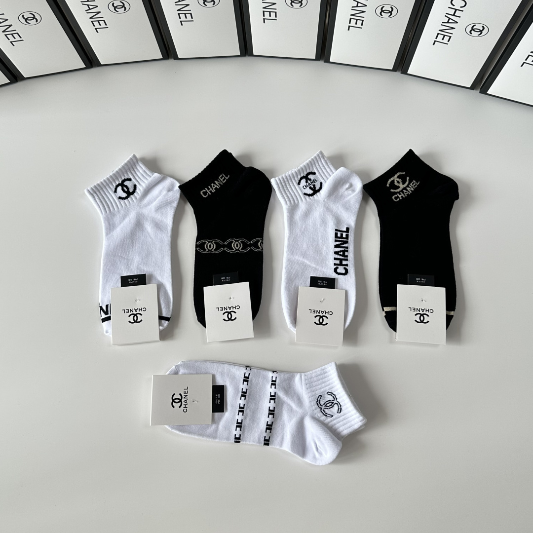 💛配专柜包装Chanel（香奈儿）新款中短款堆堆袜袜子！一盒五双，专柜同步筒袜袜子，💛大牌出街，潮人必备
