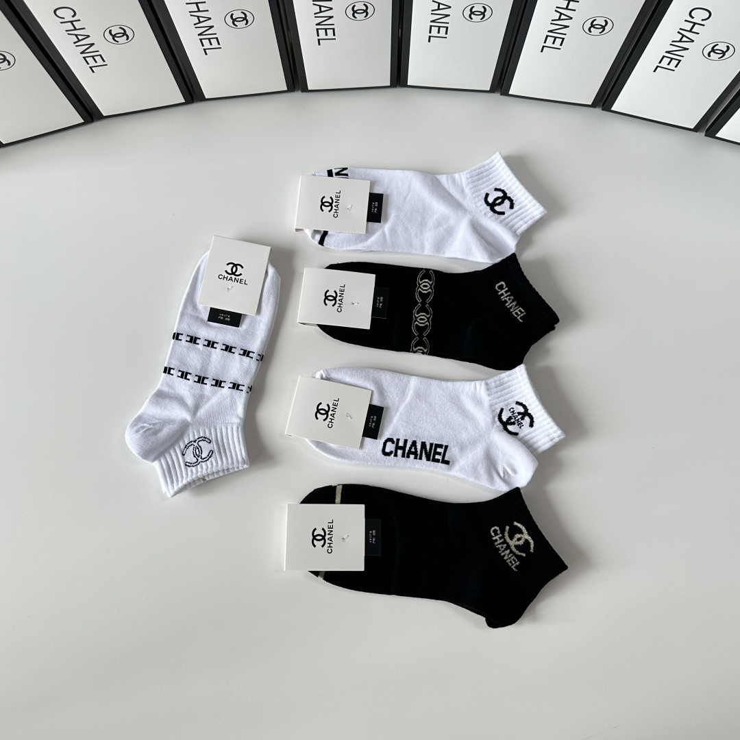 💛配专柜包装Chanel（香奈儿）新款中短款堆堆袜袜子！一盒五双，专柜同步筒袜袜子，💛大牌出街，潮人必备