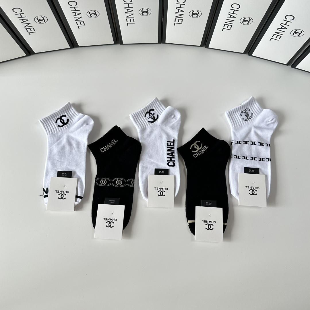 💛配专柜包装Chanel（香奈儿）新款中短款堆堆袜袜子！一盒五双，专柜同步筒袜袜子，💛大牌出街，潮人必备