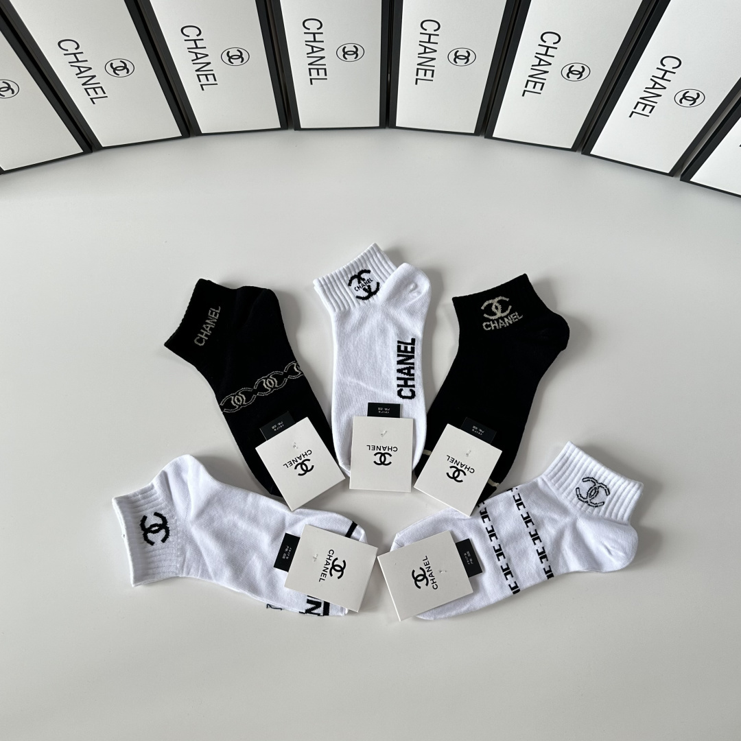 💛配专柜包装Chanel（香奈儿）新款中短款堆堆袜袜子！一盒五双，专柜同步筒袜袜子，💛大牌出街，潮人必备