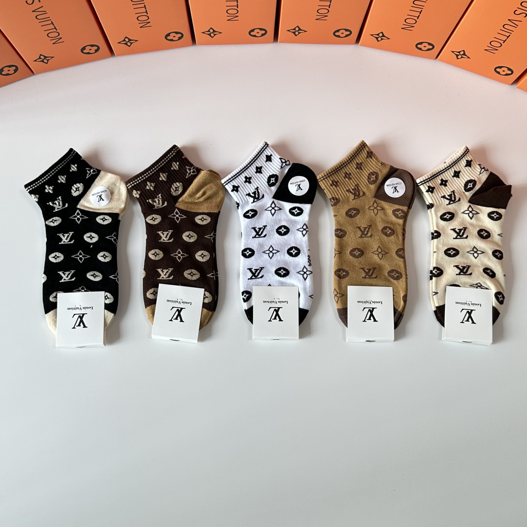 💛配包装LV（路易威登）新款经典中短款堆堆袜袜子！一盒五双， 专柜同步筒袜袜子，💛大牌出街，潮人必备🔥超
