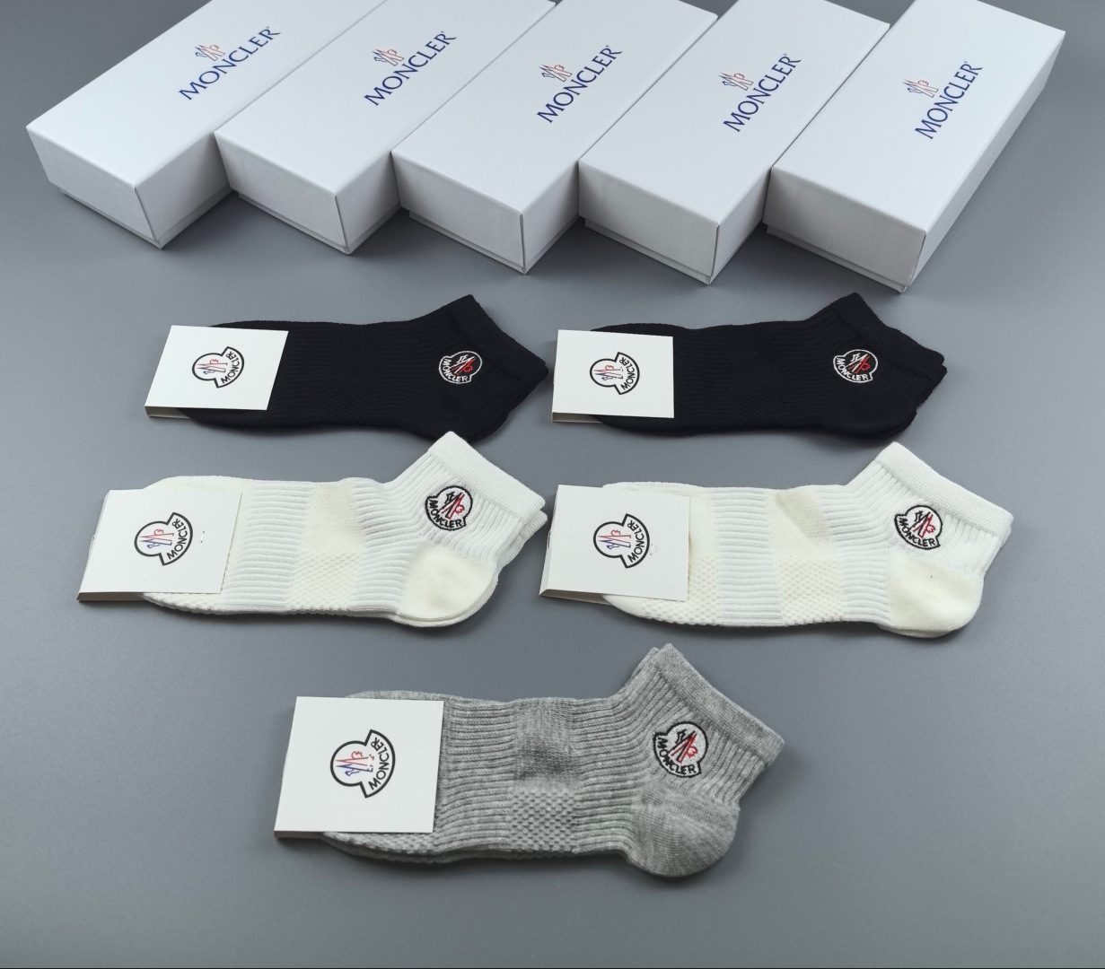 💛配包装MONCLER（蒙口）新款经典刺绣中短款堆堆袜袜子！一盒五双， 专柜同步筒袜袜子，💛大牌出街，潮
