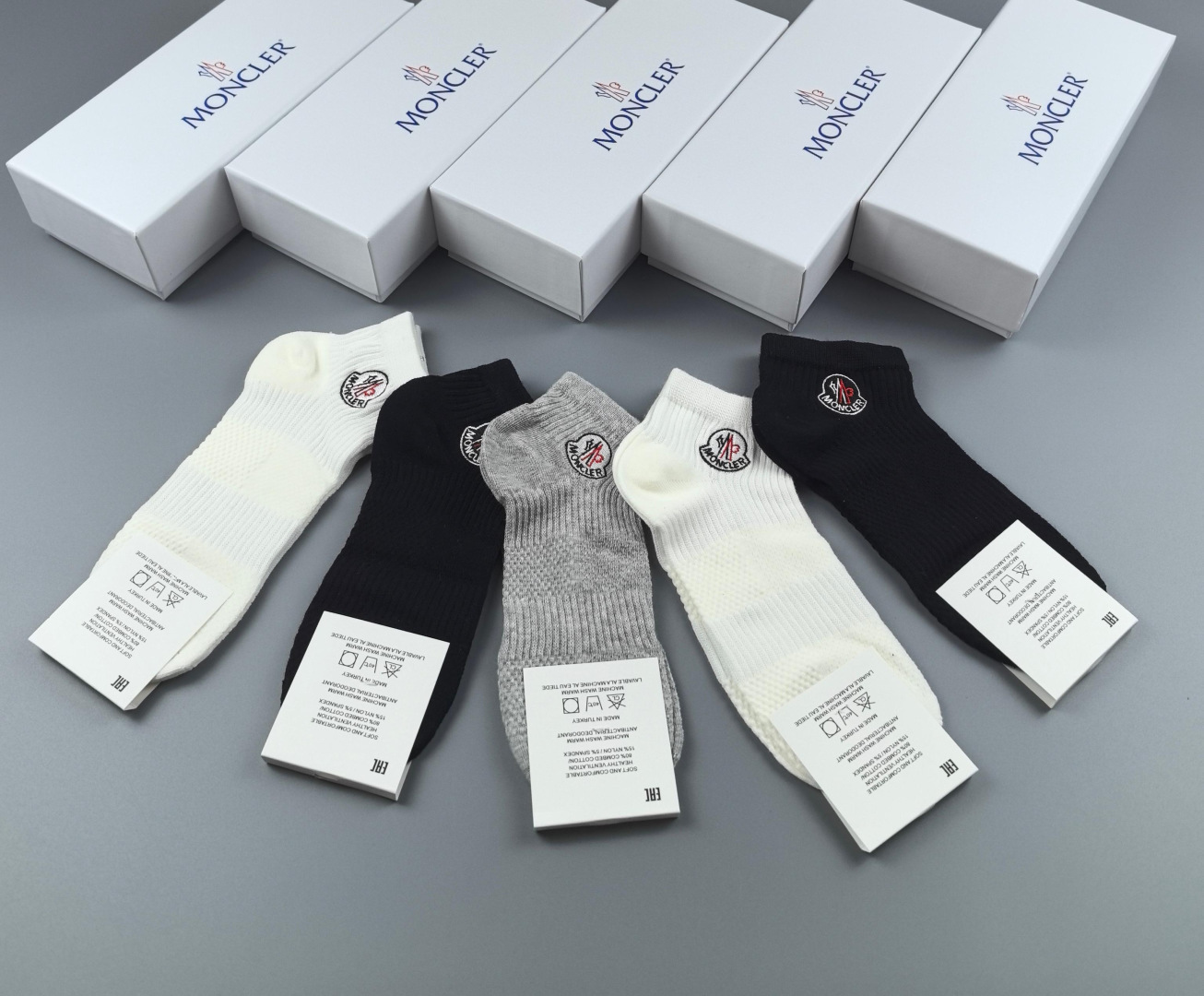 💛配包装MONCLER（蒙口）新款经典刺绣中短款堆堆袜袜子！一盒五双， 专柜同步筒袜袜子，💛大牌出街，潮