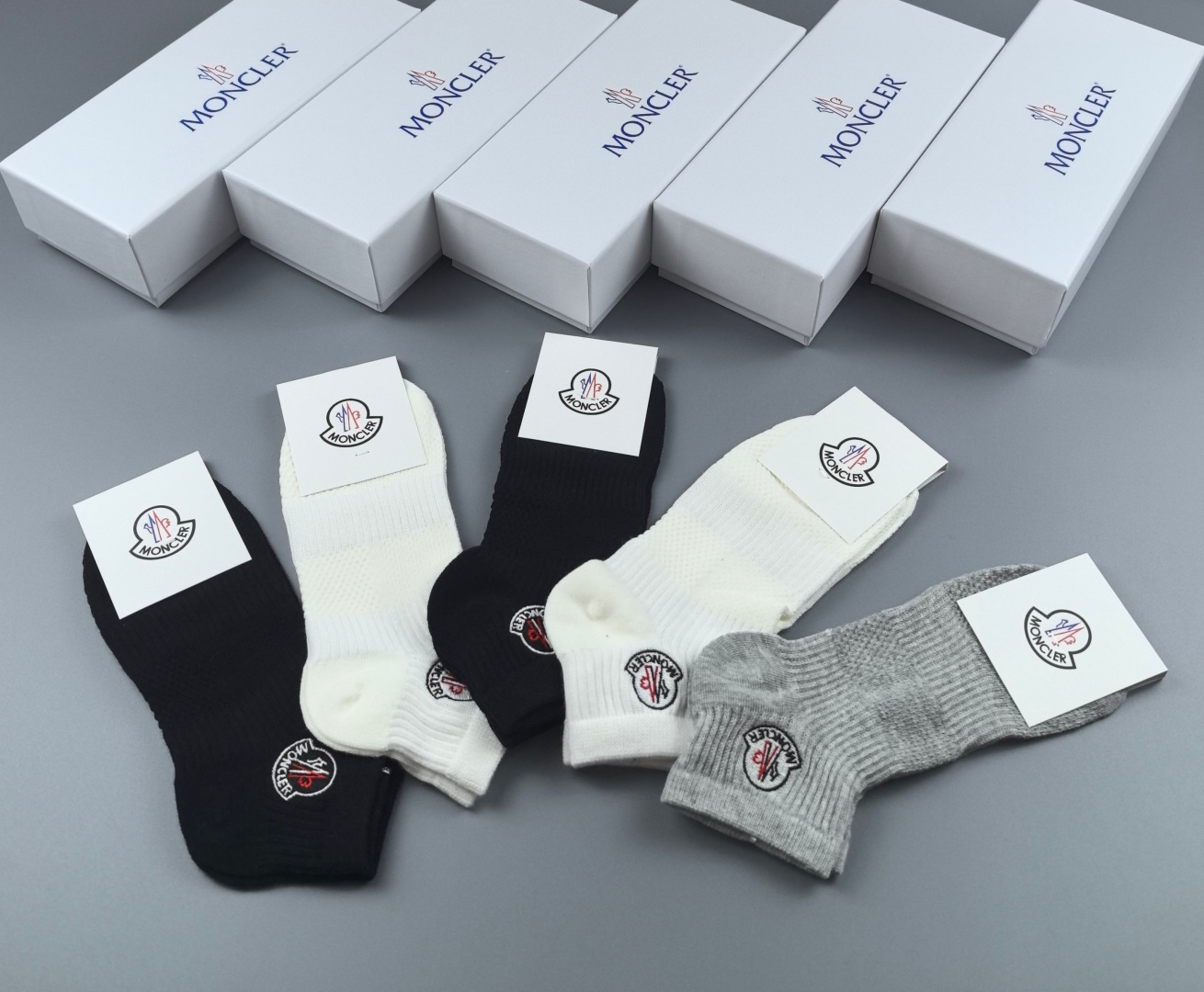 💛配包装MONCLER（蒙口）新款经典刺绣中短款堆堆袜袜子！一盒五双， 专柜同步筒袜袜子，💛大牌出街，潮