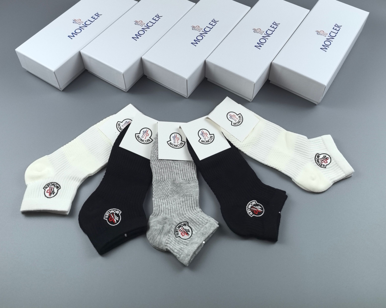 💛配包装MONCLER（蒙口）新款经典刺绣中短款堆堆袜袜子！一盒五双， 专柜同步筒袜袜子，💛大牌出街，潮