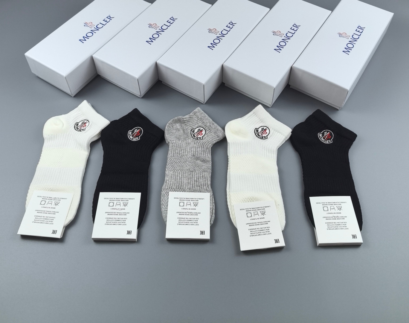 💛配包装MONCLER（蒙口）新款经典刺绣中短款堆堆袜袜子！一盒五双， 专柜同步筒袜袜子，💛大牌出街，潮