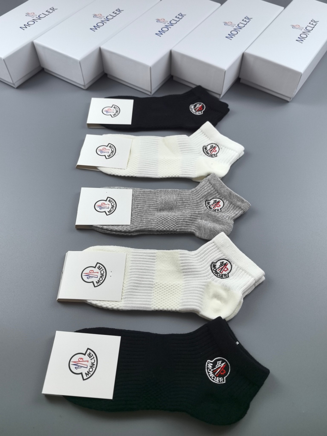 💛配包装MONCLER（蒙口）新款经典刺绣中短款堆堆袜袜子！一盒五双， 专柜同步筒袜袜子，💛大牌出街，潮