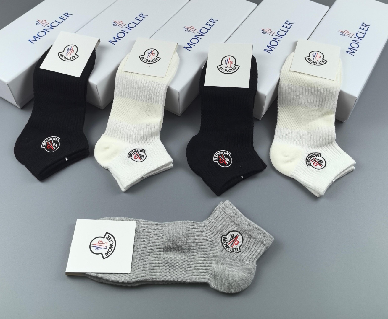 💛配包装MONCLER（蒙口）新款经典刺绣中短款堆堆袜袜子！一盒五双， 专柜同步筒袜袜子，💛大牌出街，潮