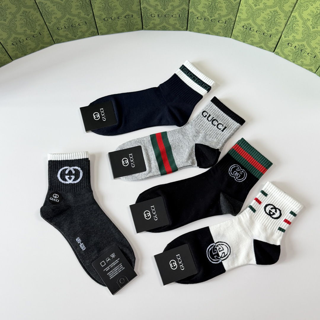 💛配包装Gucci（古驰）新款经典中长款堆堆袜袜子！一盒五双， 专柜同步筒袜袜子，💛大牌出街，潮人必备🔥