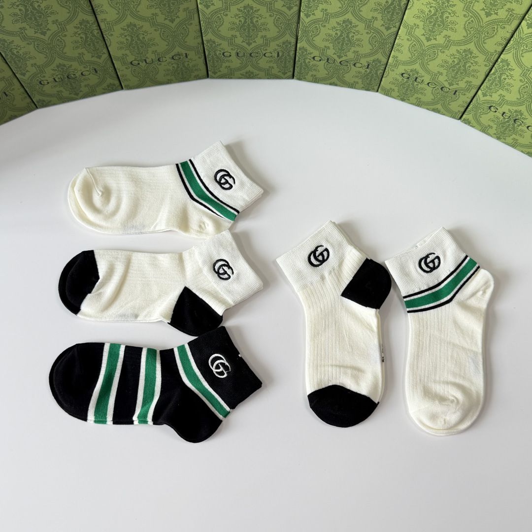💛配包装Gucci（古驰）新款经典刺绣中短款堆堆袜袜子！一盒五双， 专柜同步筒袜袜子，💛大牌出街，潮人必