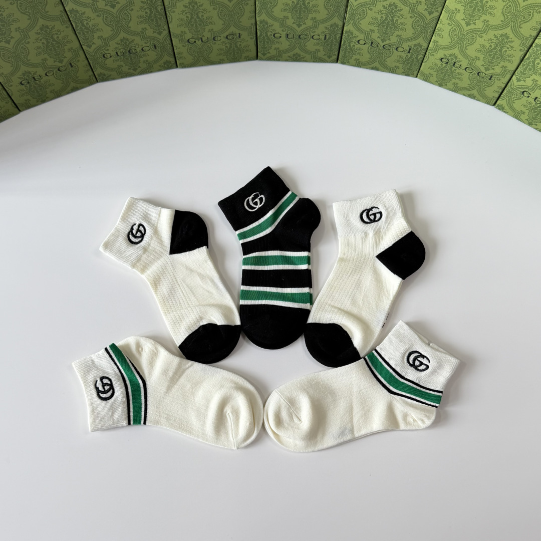 💛配包装Gucci（古驰）新款经典刺绣中短款堆堆袜袜子！一盒五双， 专柜同步筒袜袜子，💛大牌出街，潮人必