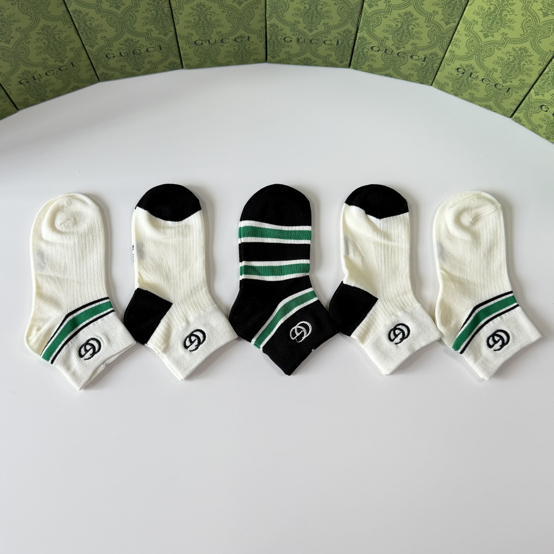 💛配包装Gucci（古驰）新款经典刺绣中短款堆堆袜袜子！一盒五双， 专柜同步筒袜袜子，💛大牌出街，潮人必