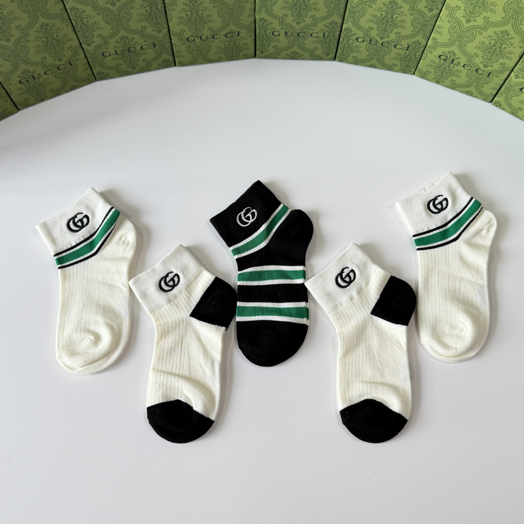 💛配包装Gucci（古驰）新款经典刺绣中短款堆堆袜袜子！一盒五双， 专柜同步筒袜袜子，💛大牌出街，潮人必