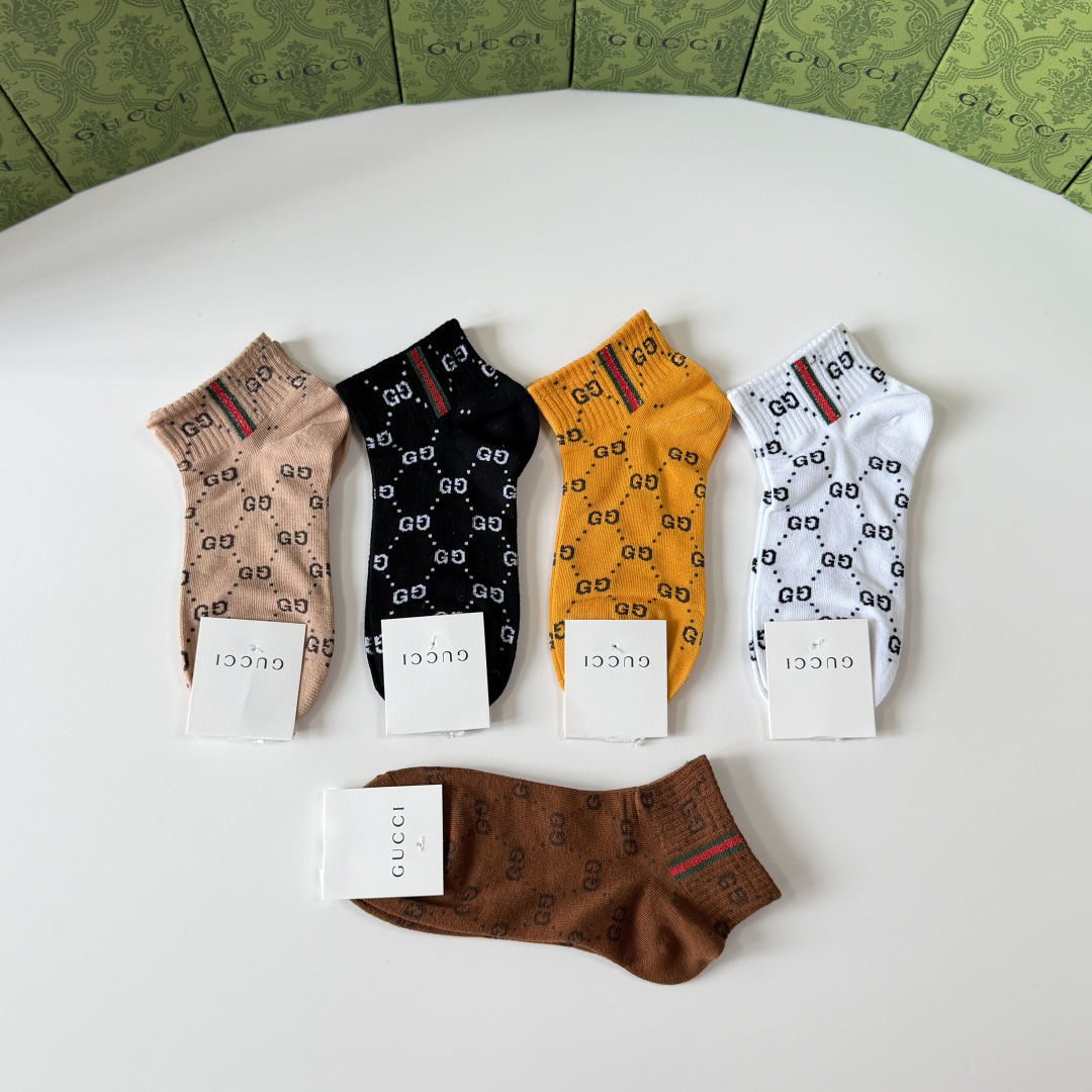 💛配包装Gucci（古驰）新款经典中短款堆堆袜袜子！一盒五双， 专柜同步筒袜袜子，💛大牌出街，潮人必备🔥