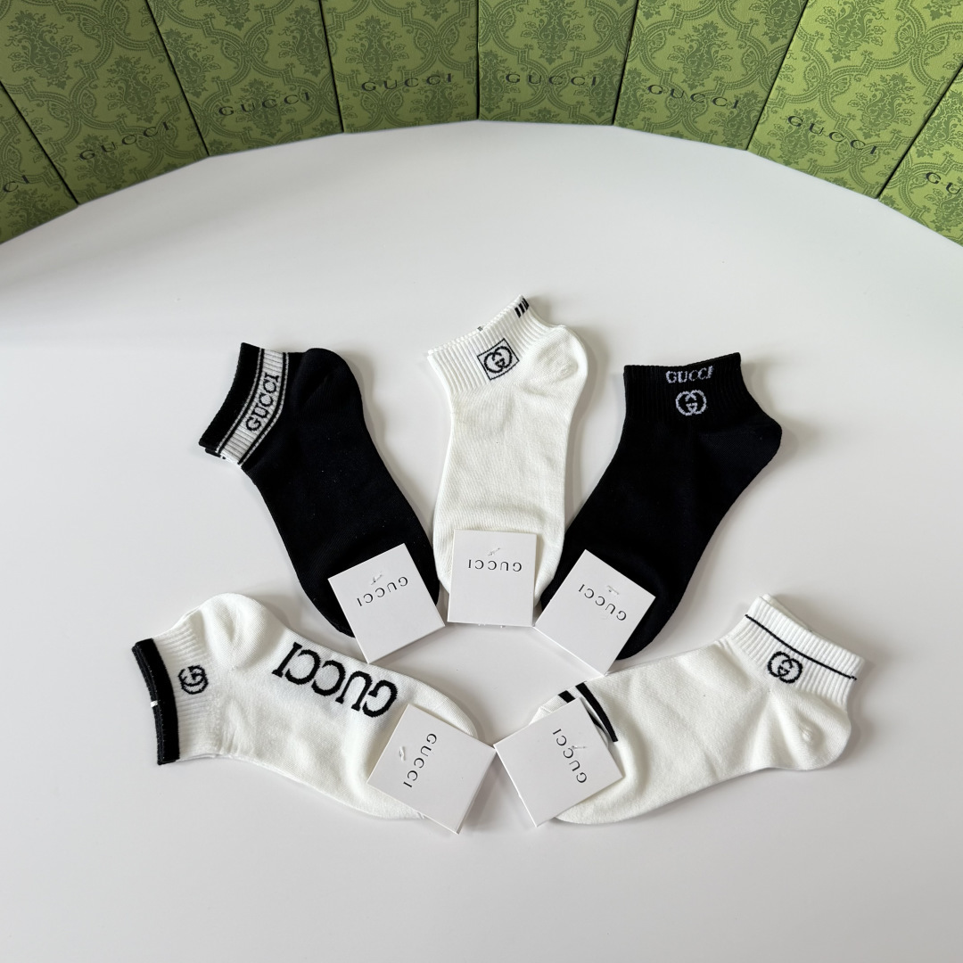💛配包装Gucci（古驰）新款经典中短款堆堆袜袜子！一盒五双， 专柜同步筒袜袜子，💛大牌出街，潮人必备🔥