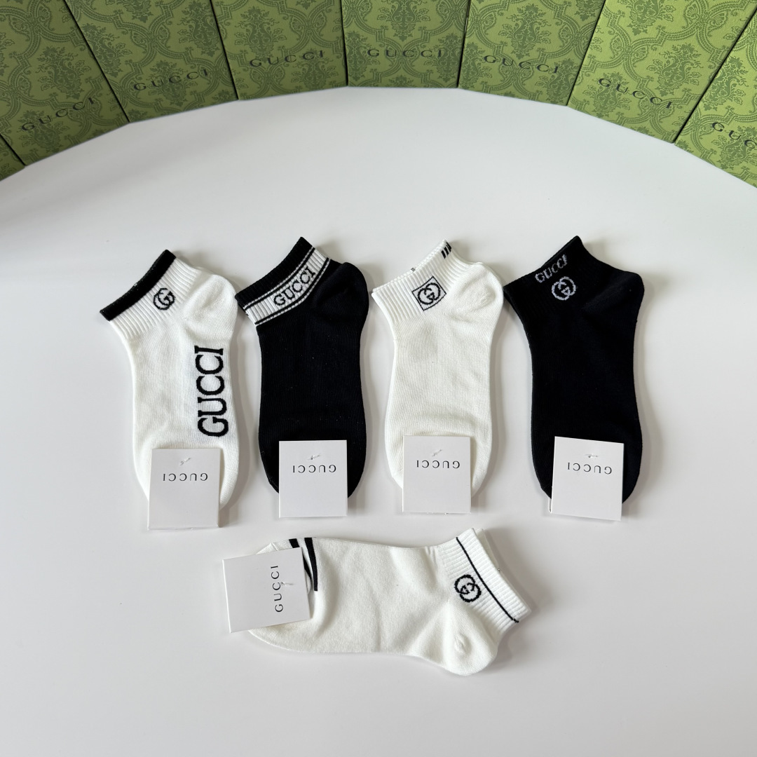 💛配包装Gucci（古驰）新款经典中短款堆堆袜袜子！一盒五双， 专柜同步筒袜袜子，💛大牌出街，潮人必备🔥