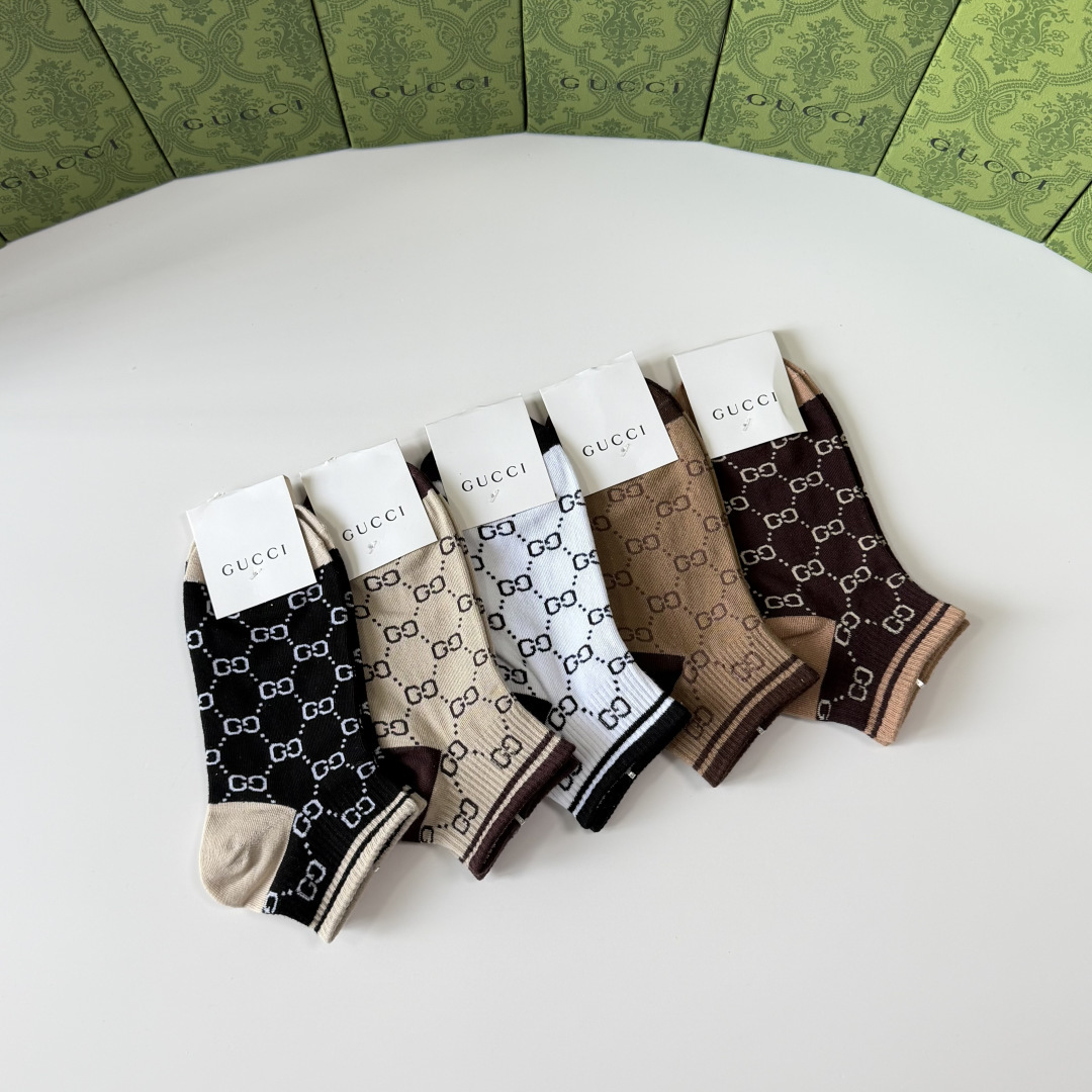 💛配包装Gucci（古驰）新款经典中短款堆堆袜袜子！一盒五双， 专柜同步筒袜袜子，💛大牌出街，潮人必备🔥