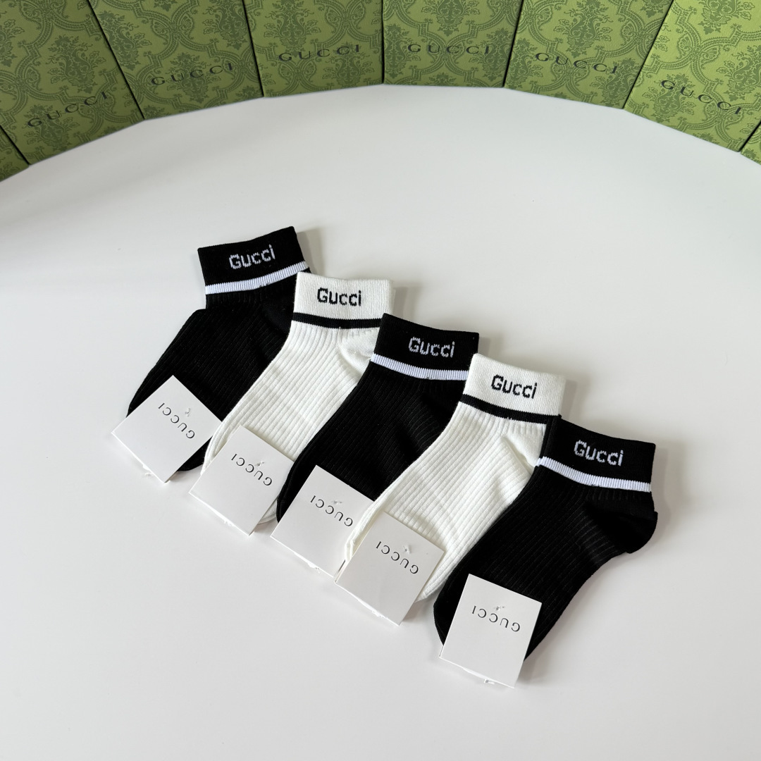 💛配包装Gucci（古驰）新款经典中短款堆堆袜袜子！一盒五双， 专柜同步筒袜袜子，💛大牌出街，潮人必备🔥
