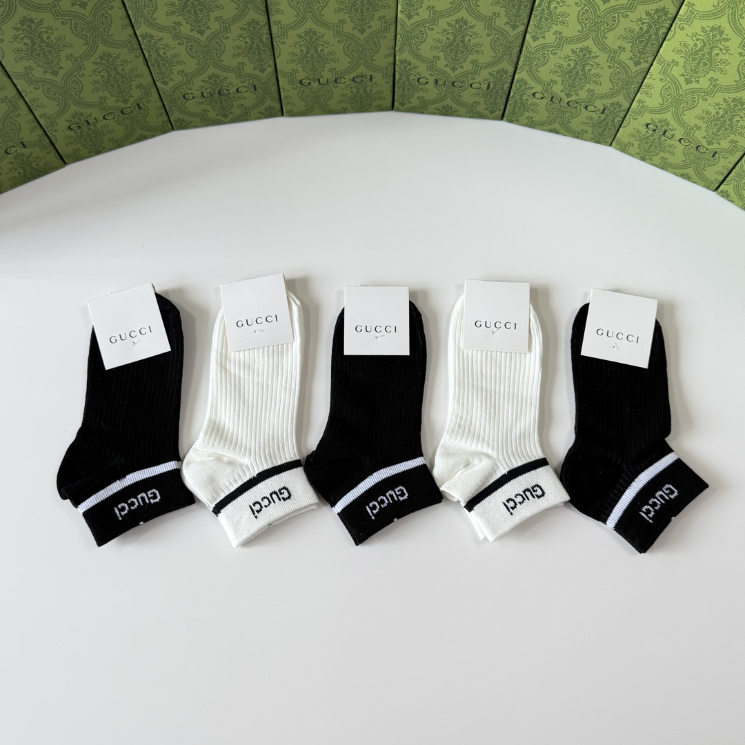 💛配包装Gucci（古驰）新款经典中短款堆堆袜袜子！一盒五双， 专柜同步筒袜袜子，💛大牌出街，潮人必备🔥