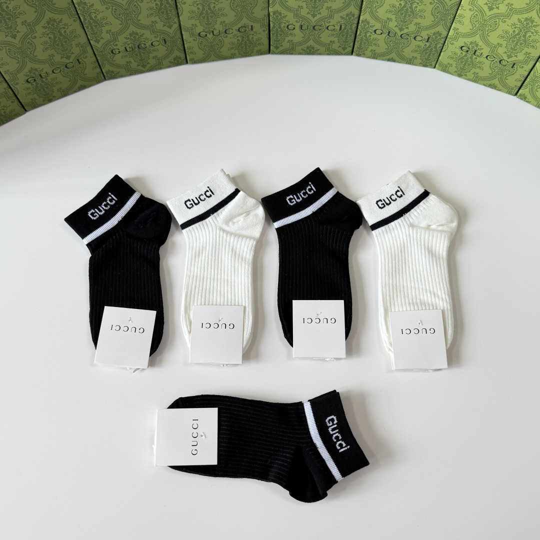 💛配包装Gucci（古驰）新款经典中短款堆堆袜袜子！一盒五双， 专柜同步筒袜袜子，💛大牌出街，潮人必备🔥