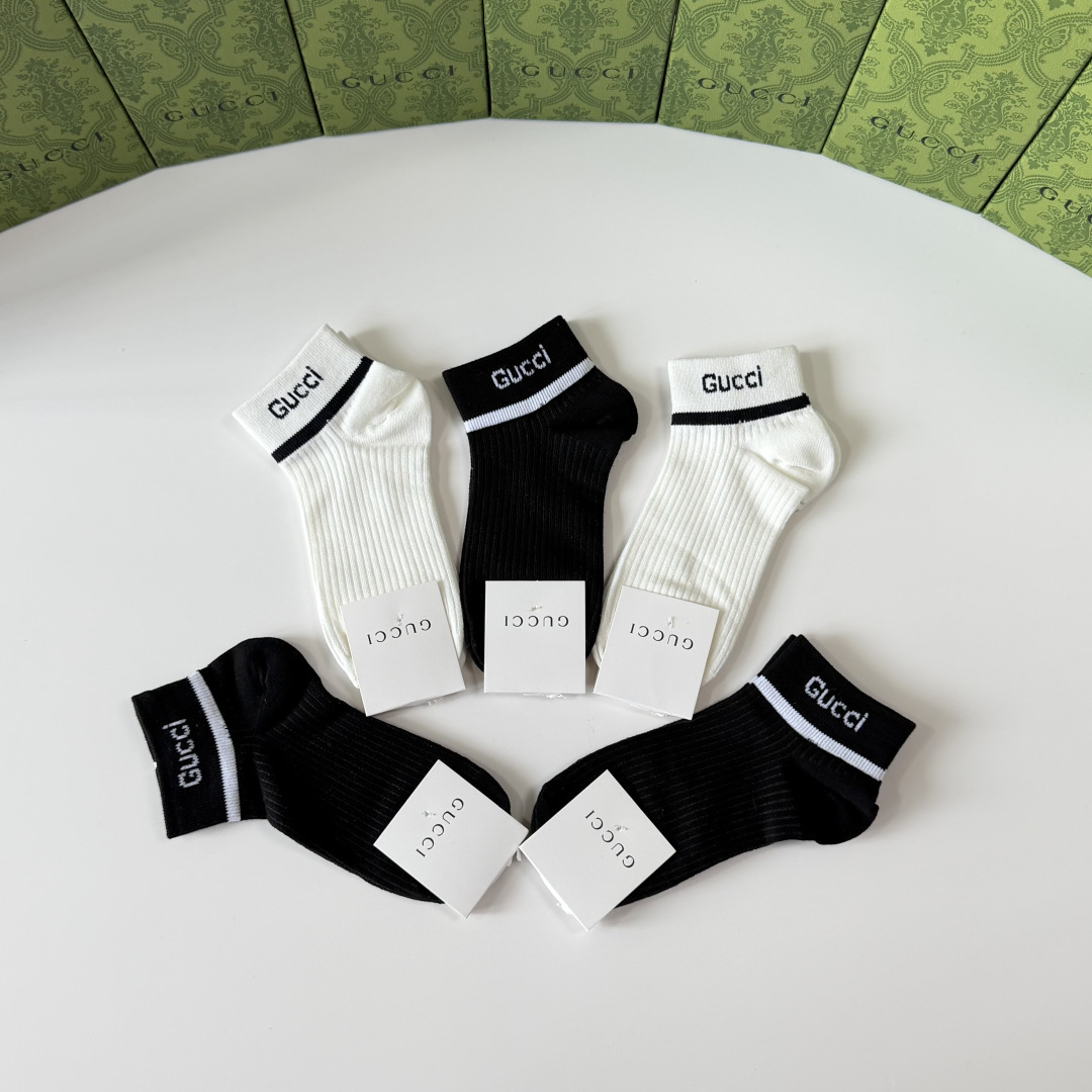 💛配包装Gucci（古驰）新款经典中短款堆堆袜袜子！一盒五双， 专柜同步筒袜袜子，💛大牌出街，潮人必备🔥