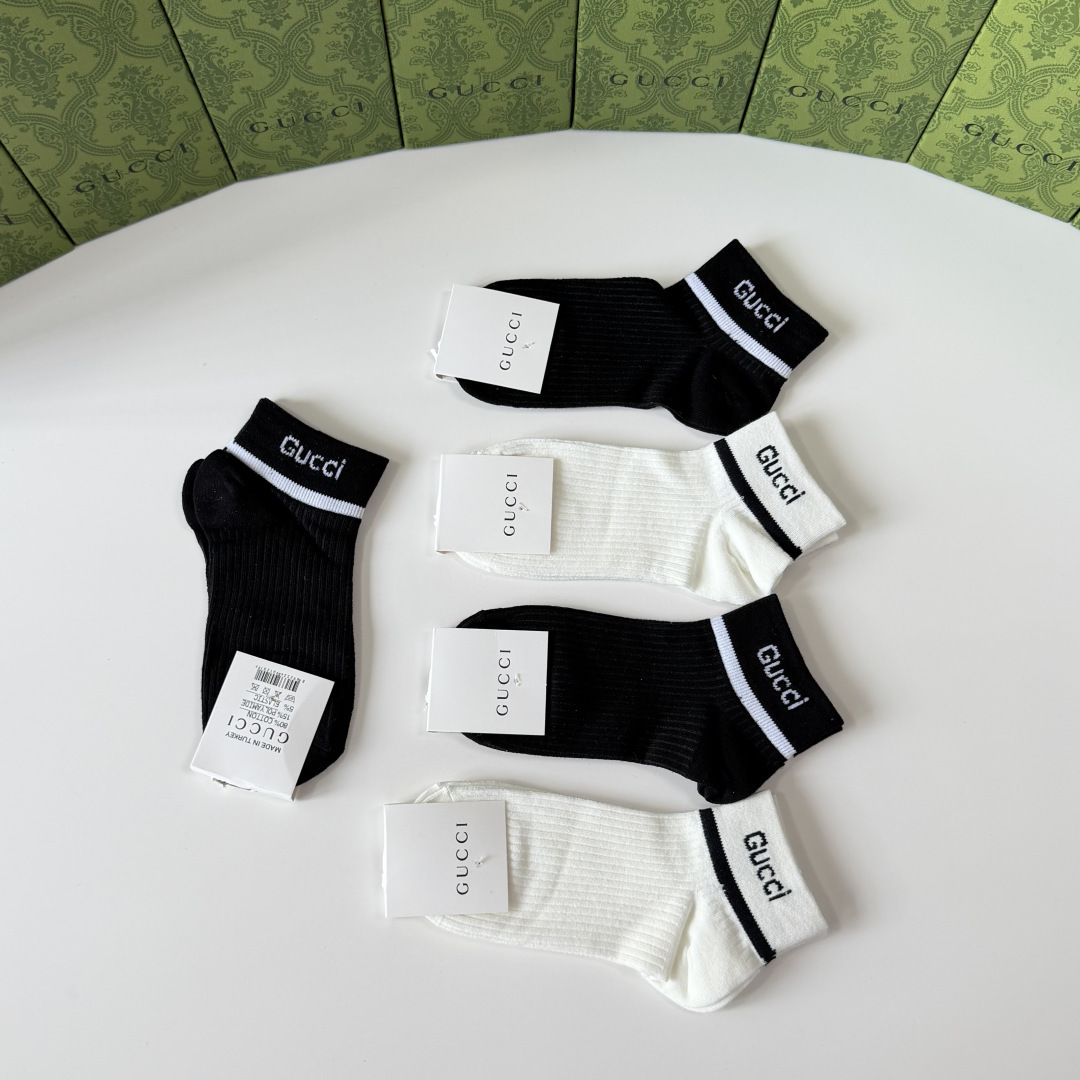 💛配包装Gucci（古驰）新款经典中短款堆堆袜袜子！一盒五双， 专柜同步筒袜袜子，💛大牌出街，潮人必备🔥