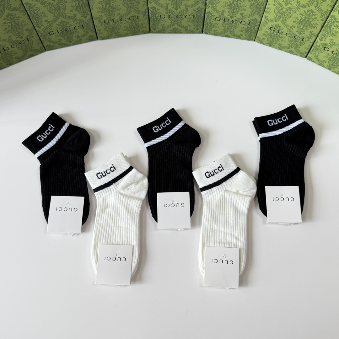 💛配包装Gucci（古驰）新款经典中短款堆堆袜袜子！一盒五双， 专柜同步筒袜袜子，💛大牌出街，潮人必备🔥