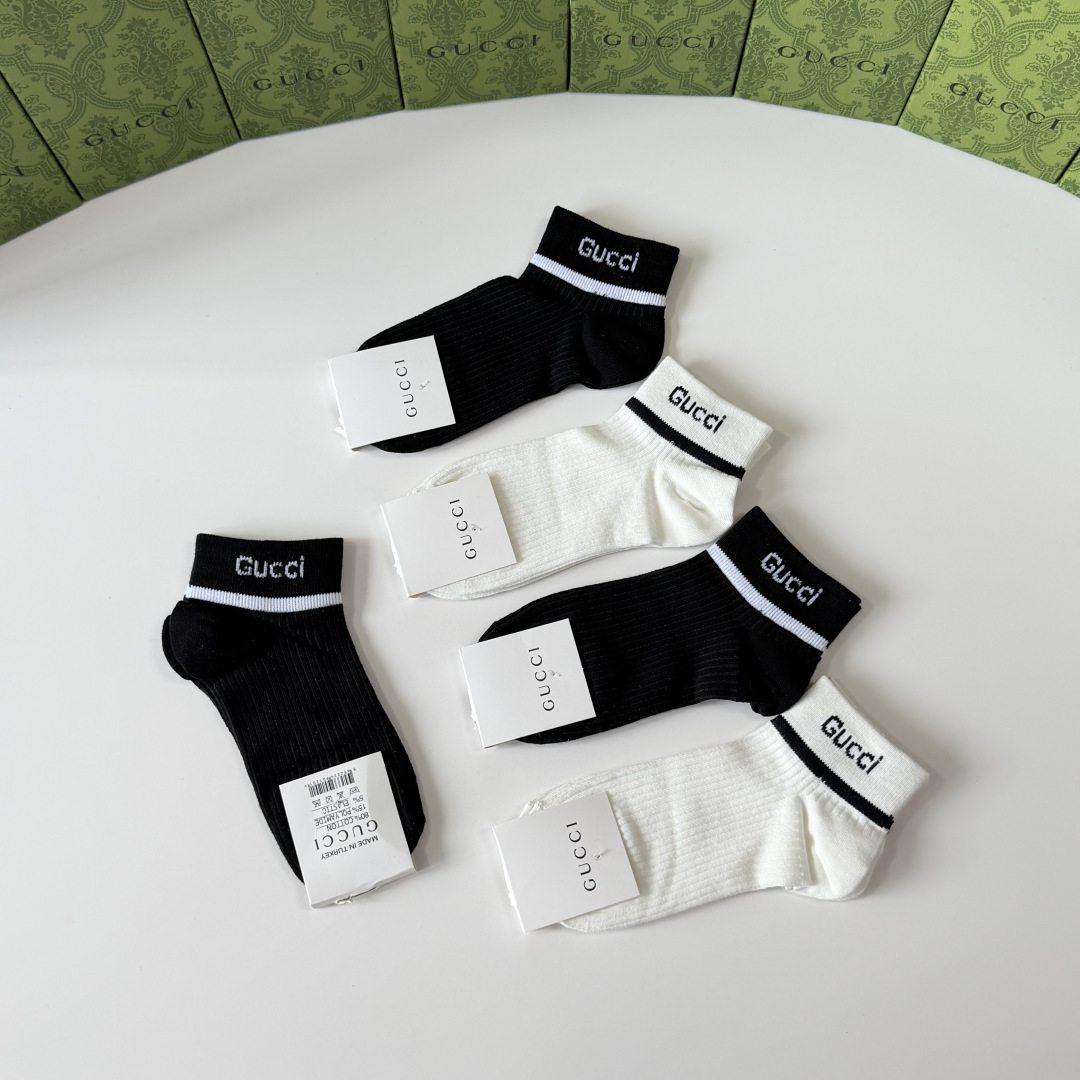 💛配包装Gucci（古驰）新款经典中短款堆堆袜袜子！一盒五双， 专柜同步筒袜袜子，💛大牌出街，潮人必备🔥