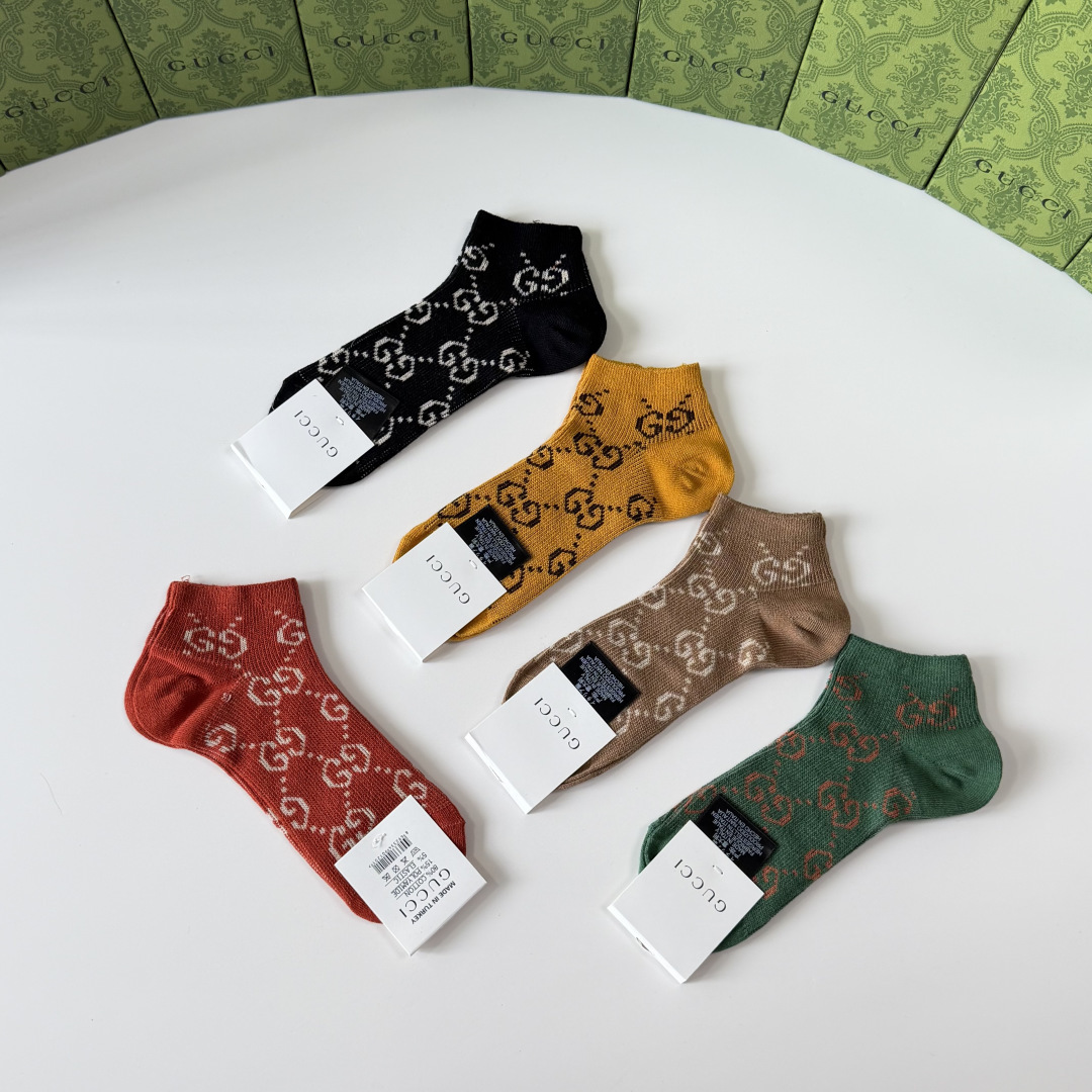 💛配包装Gucci（古驰）新款经典双针中短款堆堆袜袜子！一盒五双， 专柜同步筒袜袜子，💛大牌出街，潮人必