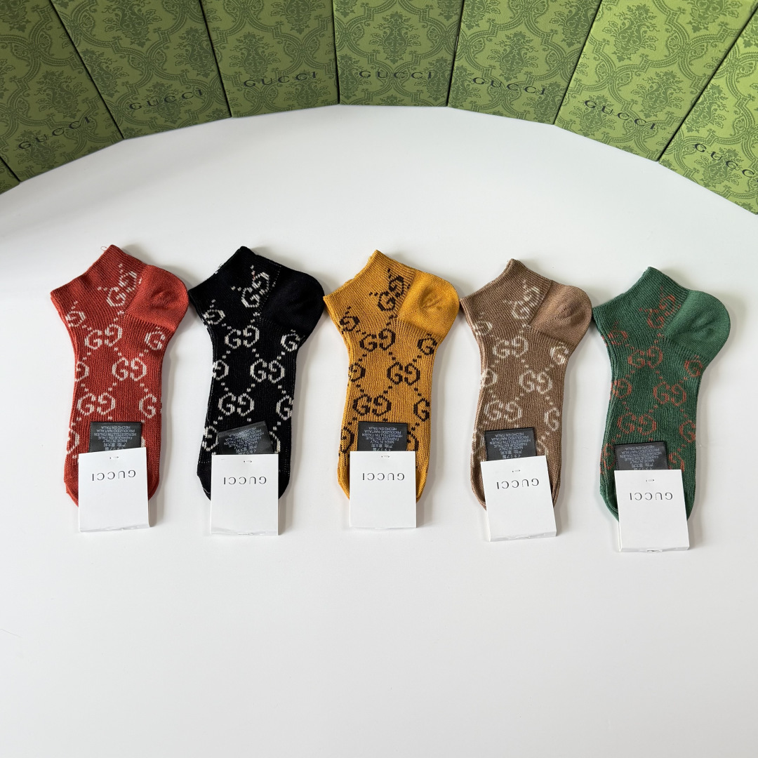 💛配包装Gucci（古驰）新款经典双针中短款堆堆袜袜子！一盒五双， 专柜同步筒袜袜子，💛大牌出街，潮人必