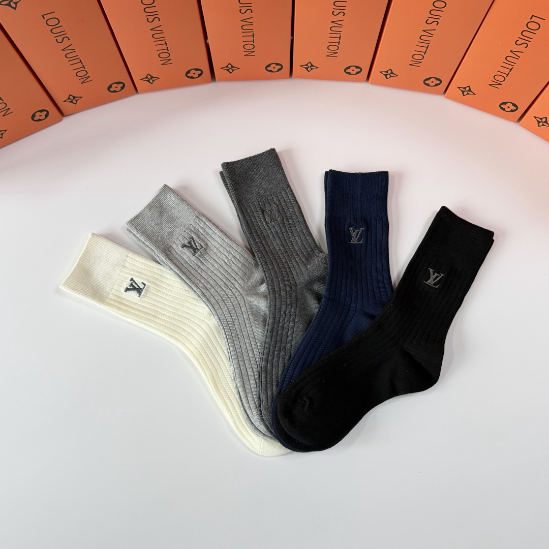 💛配专柜包装LV（路易威登）最新双针中长筒刺绣款堆堆袜袜子！一盒五双，专柜同步筒袜袜子，💛大牌出街，潮人