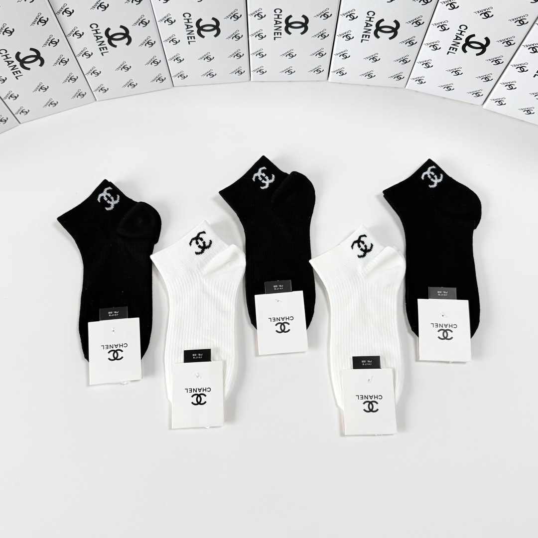 💛配包装Chanel（香奈儿）新款经典中短款堆堆袜袜子！一盒五双， 专柜同步筒袜袜子，💛大牌出街，潮人必